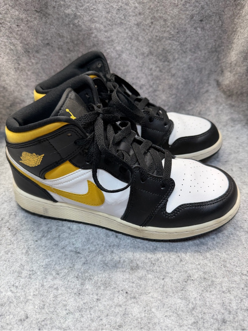 Nike Air Jordan 1 Mid Men’s Sneakers - Black white pollen size 6.5 youth
